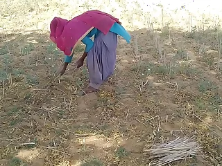 देसी इंडियन ब्वॉयफ्रेंड ने खेत में काम रही उसकी मस्त चोदा